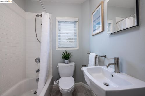 2704 Wallace St, Berkeley CA 94702-2231 exterior