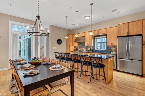 1506 Wolfram St, Chicago IL 60657-4017 exterior