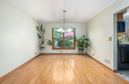 942 Kirk Ave, Elmhurst IL 60126-5143 exterior