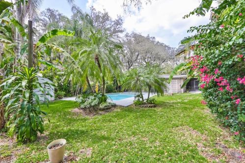 407 Bon Aire Ave, Tampa FL 33617-6322 exterior