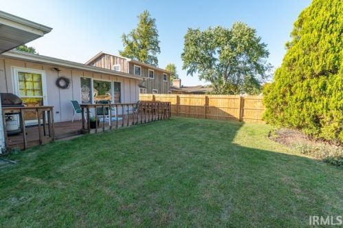 140 Manchester Dr, Mishawaka IN 46544-3526 exterior