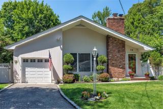 12 Allis Ct, Huntington Station, NY 11747-1105