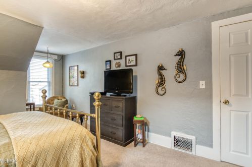 928 Cres St, Grand Rapids MI 49503-3505 exterior