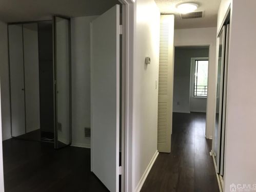 10 Park Gate Dr, Edison NJ 08820-4025 exterior