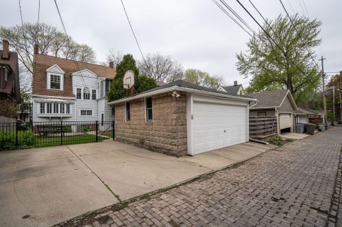 2728 Prospect Ave, Milwaukee WI 53211-3768 exterior