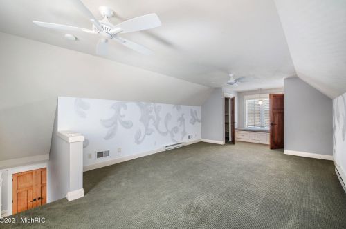 642 Chancellor Dr, Wyoming MI 49418 exterior