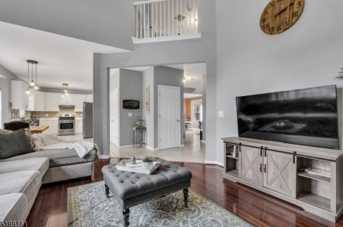 26 Francis Dr, Bridgewater NJ  08807-5714 exterior