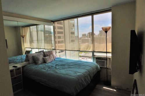 2421 Tusitala St, Honolulu HI  96815-3151 exterior