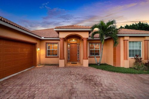 386 Dalton Cir, Fort Pierce FL 34953-5850 exterior