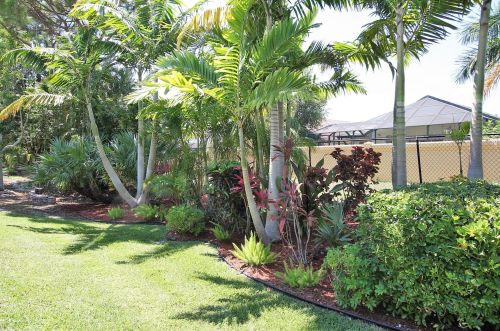 566 Cortina Ln, Fort Pierce FL 34986-1742 exterior