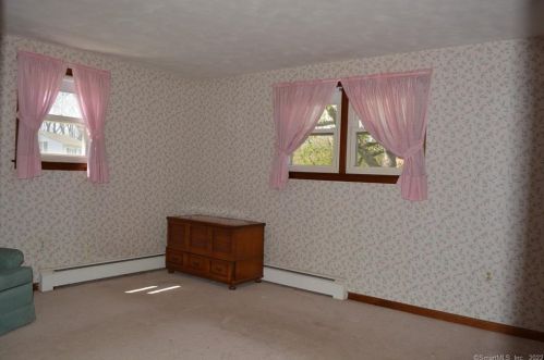 37 Douglas Dr, Enfield CT 06082-2522 exterior