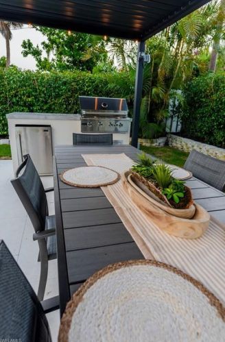 673 97 Ave, Naples FL 34108-2280 exterior