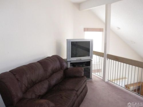 143 Linda Ln, Edison NJ 08820-4509 exterior