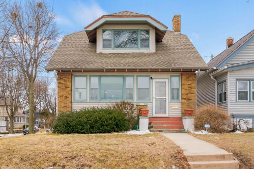 2995 Shore Dr, Milwaukee, WI 53207-2542