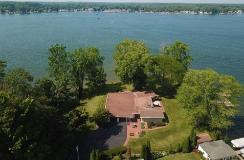 7206 Beechwood Cir, Watervliet, MI 49098-9329