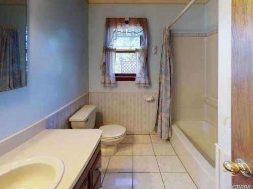 83 21 St, Huntington Station NY 11746-3257 exterior