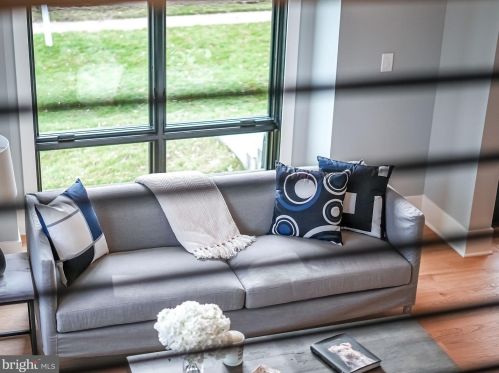 1422 Mayflower Dr, Mc Lean VA 22101-5615 exterior