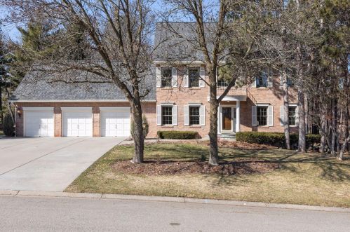 1340 Donegal Dr, Saint Paul, MN 55125-3300