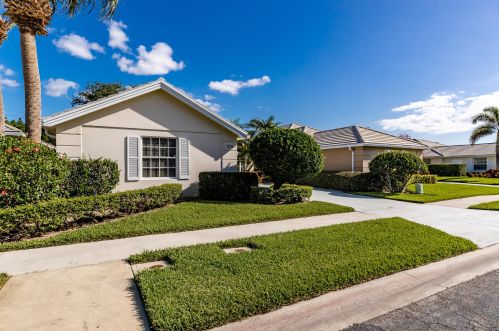 320 Bentley Cir, Fort Pierce FL 34986-2475 exterior