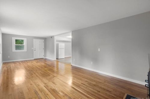 48 Clintonville Rd, North Haven CT 06473-2817 exterior