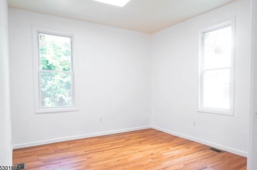 1043 Hunterdon St, Newark NJ  07112-2412 exterior