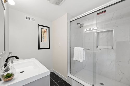 8642 Kingston Ave, Chicago IL  60617-2439 exterior