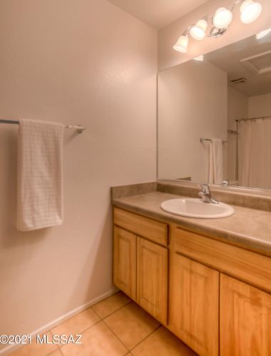 8363 Hunnic Dr, Tucson AZ 85747-5987 exterior