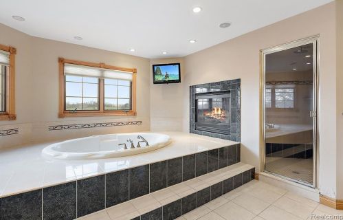 2384 Pebble Crk Dr, Rochester MI 48363-2228 exterior