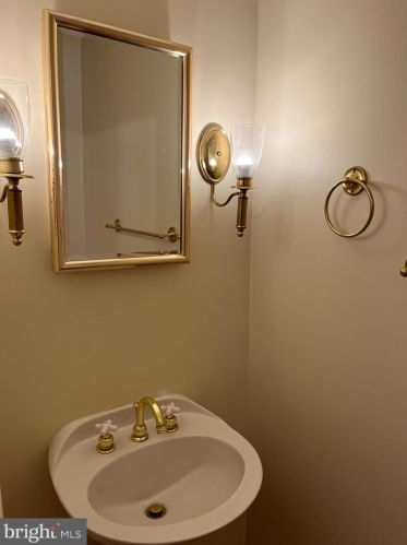 7413 Digby Grn, Alexandria VA  22315-5250 exterior