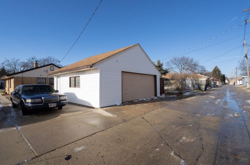 4256 72, Milwaukee WI 53216-1037 exterior