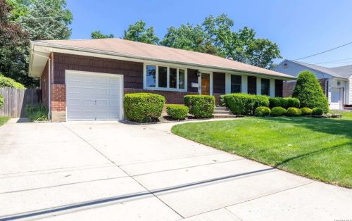 33 Rosalie Pl, Commack, NY 11725-3311