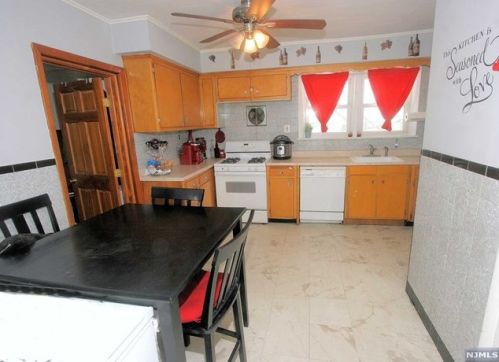 95 Clinton Pl, East Rutherford NJ 07073-1323 exterior