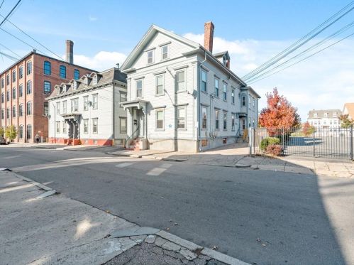 17 Cromwell St, Providence, RI 02907-2521