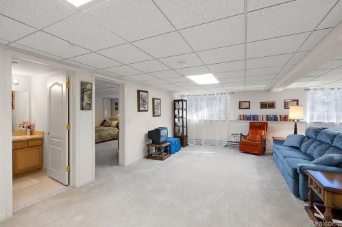 1342 Alameda Blvd, Troy MI 48085-6739 exterior