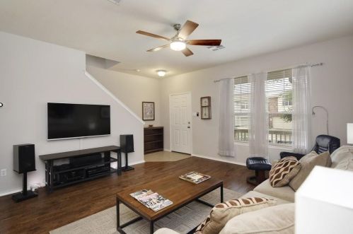 8621 Brock Cir, Austin TX  78745-6368 exterior