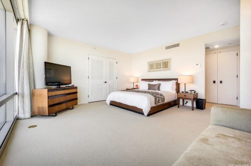 223 Saratoga Rd, Honolulu HI 96815-1942 exterior