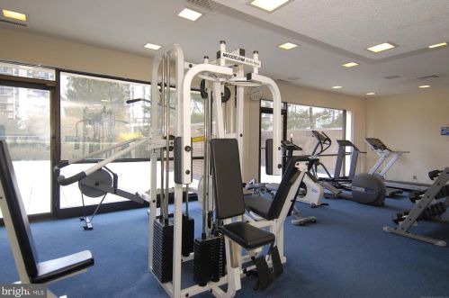 6800 Fleetwood Rd, Mc Lean VA  22101-3604 exterior