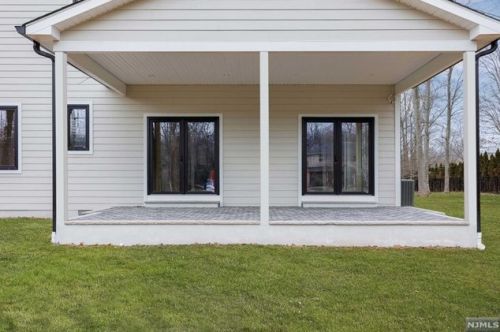 69 Grandview Ave, Upper Saddle River NJ 07458-2127 exterior