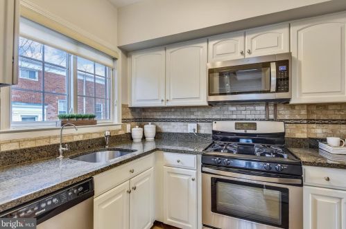 3555 Martha Custis Dr, Alexandria VA 22302-2003 exterior