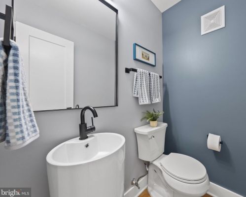 2706 Valley Dr, Alexandria VA  22302-2845 exterior