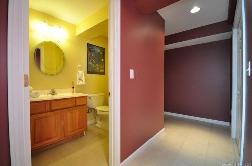 221 Marshall Phelps Rd, Windsor CT 06095-1743 exterior