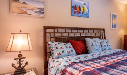 2 Capella, Middletown RI 02840-1590 exterior