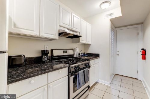 916 19 St, Washington DC 20002-4085 exterior