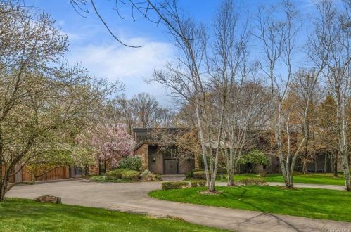 37 Sarles St, Armonk, NY 10504-1230