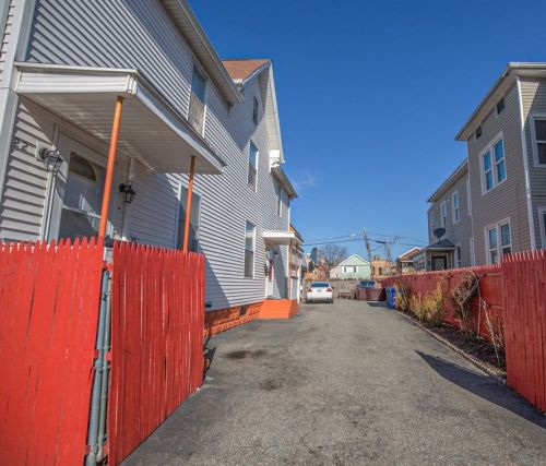 22 Loring St, Springfield MA 01105-2433 exterior