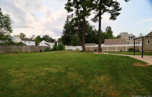 153 Bloomfield Ave, Windsor CT  06095-2819 exterior