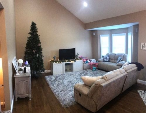 124 Barclay Dr, Nutley NJ  07110-3912 exterior