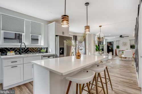 5817 Henry Ave, Philadelphia PA  19128-1702 exterior