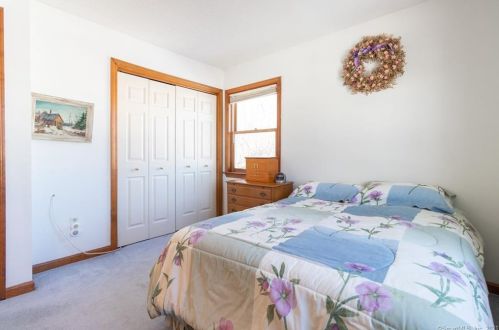 21 Susan Cir, Enfield CT 06082-5767 exterior