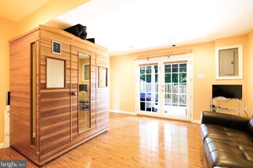 6841 Heatherway Ct, Alexandria VA 22315-3942 exterior